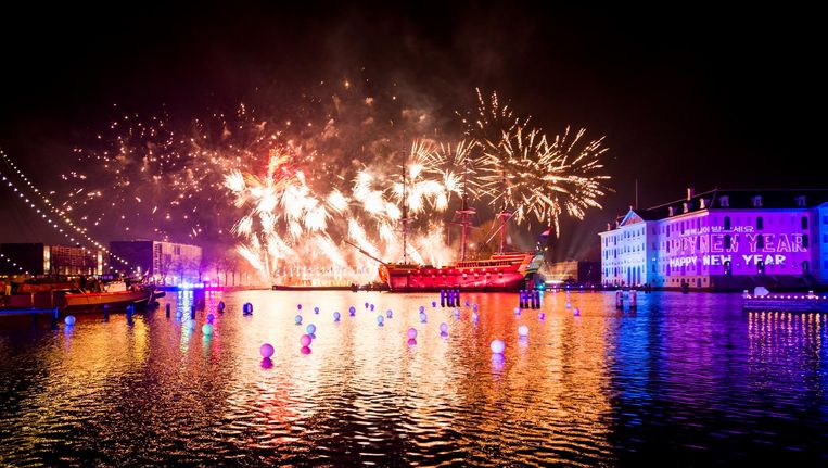 Onrustig, maar beheersbare jaarwisseling in Amsterdam ondanks mooie vuurwerkshow.