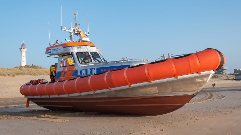 Nieuwe boot van Koninklijke Nederlandse Redding Maatschappij op het strand