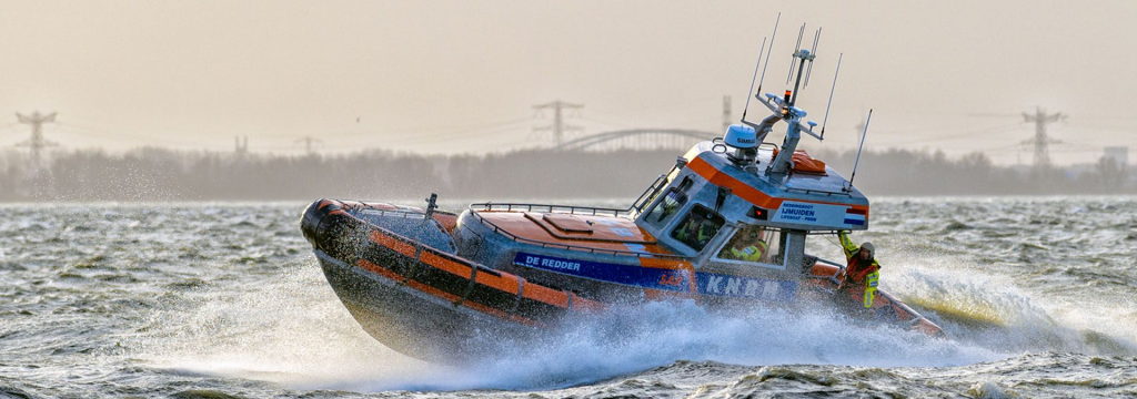 KNMR reddingsboot in actie op water.