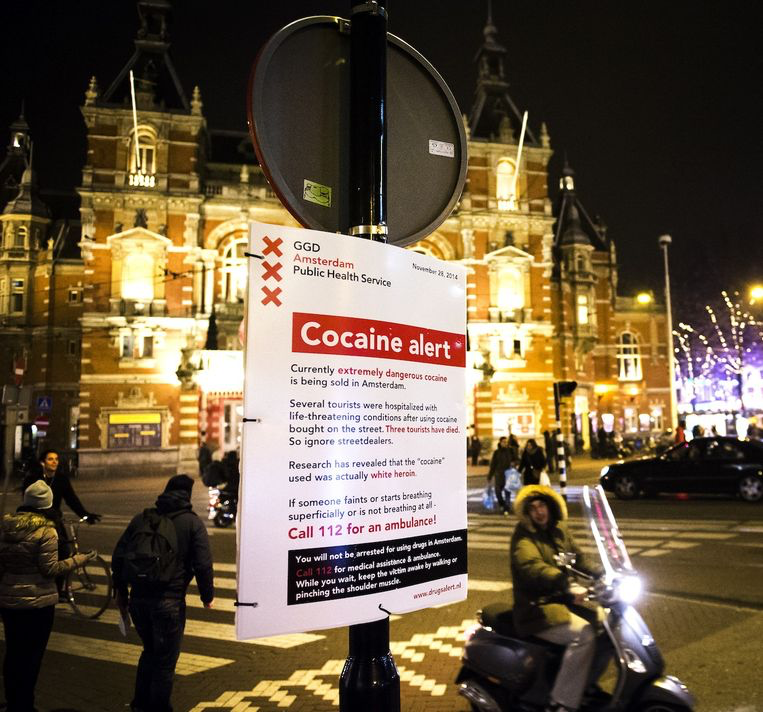 Waarschuwingsbord voor de dealers op straat.